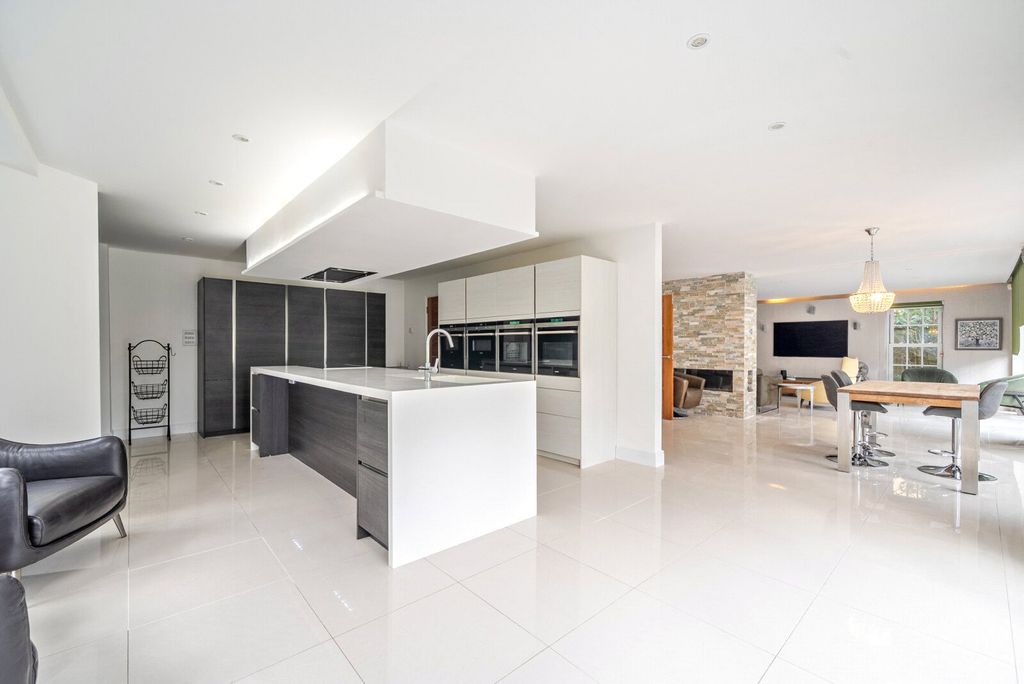 Property photo 3 of 35 Picture No. 12