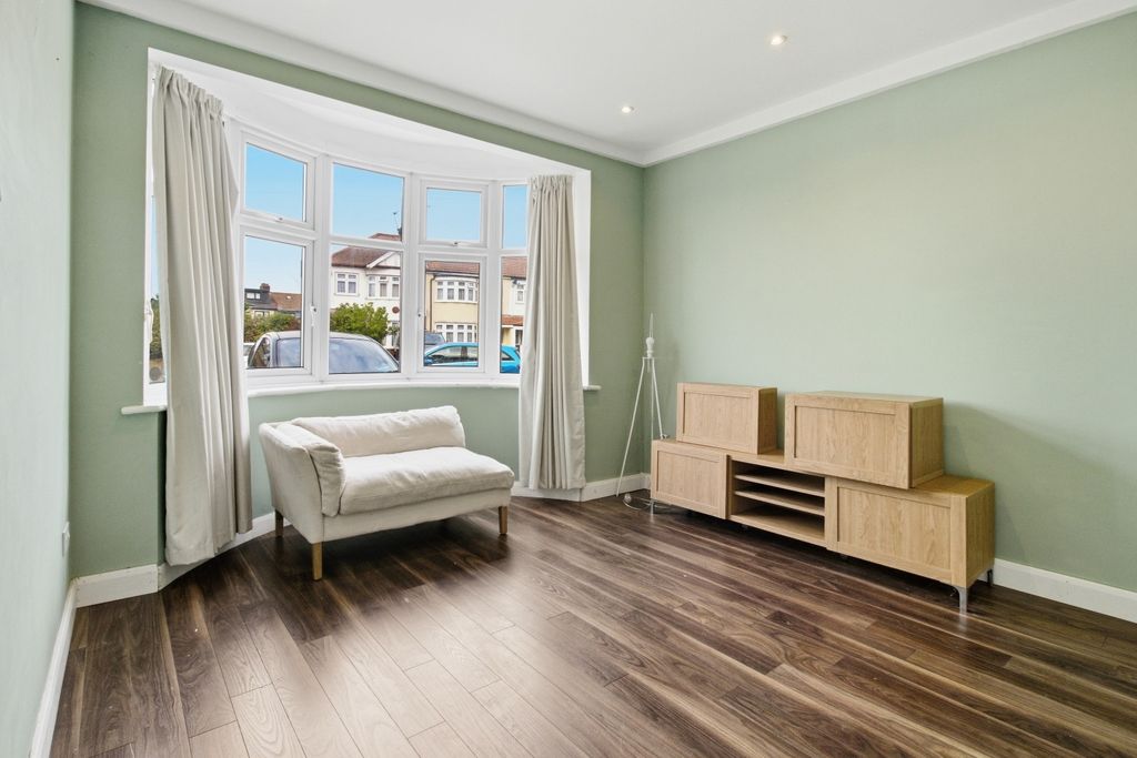 Property photo 2 of 15 5157052