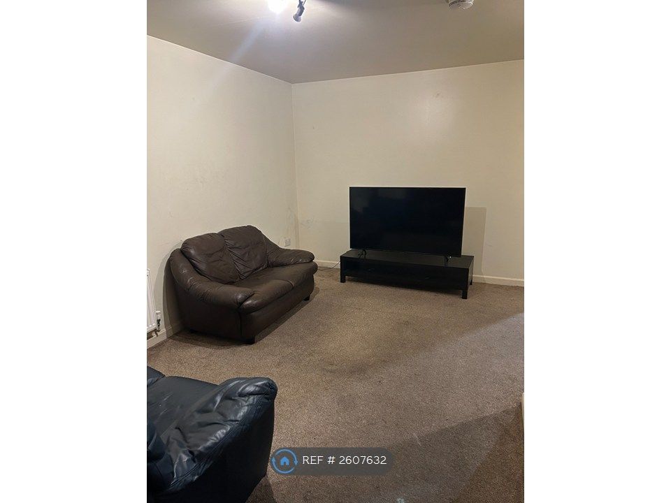 Property photo 3 of 6 Spacious Rectangular