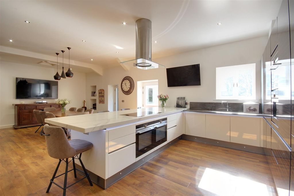 Property photo 2 of 27 Dining Kitchen