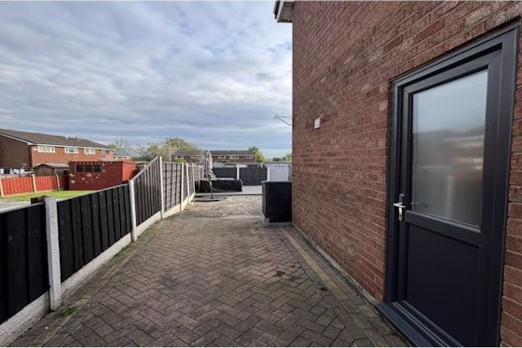Property photo 3 of 18 Side Entry