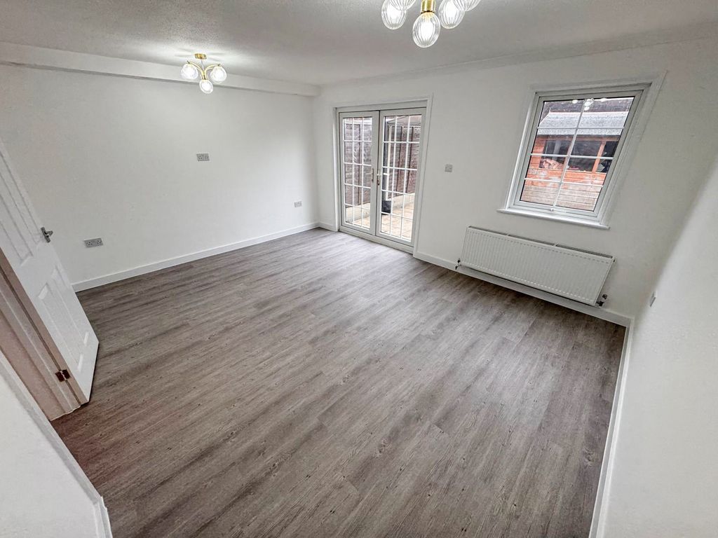 Property photo 1 of 16 Photo 11