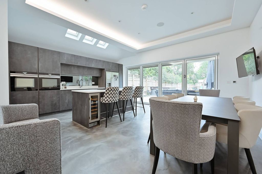 Property photo 1 of 34