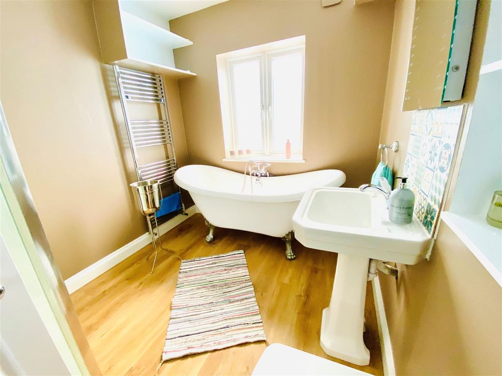 Property photo 1 of 13 214 Holmesdale 3.Jpg