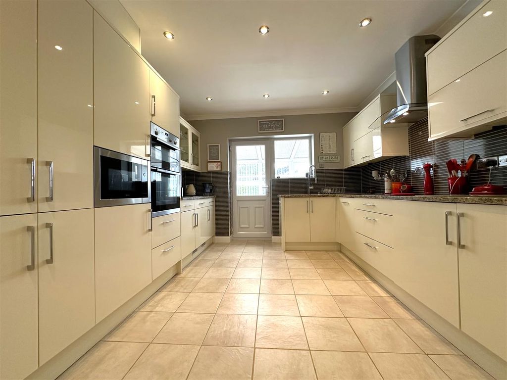 Property photo 2 of 26 Stunning Modern Kitchen 851