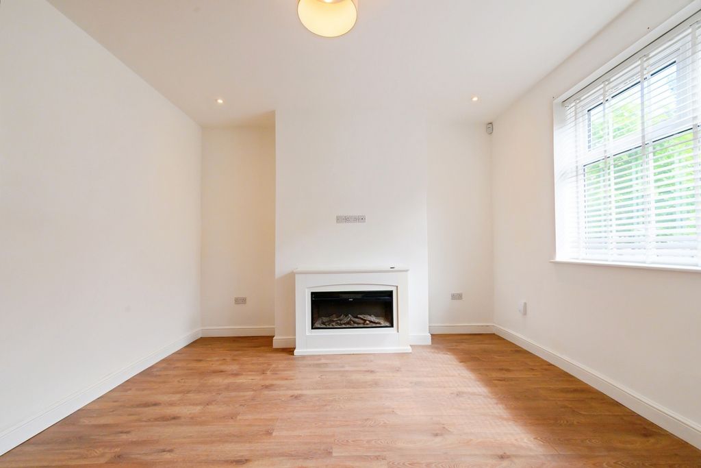 Property photo 3 of 17 Living Room