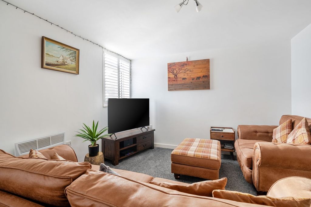 Property photo 2 of 11 Living Room/ Kitchen