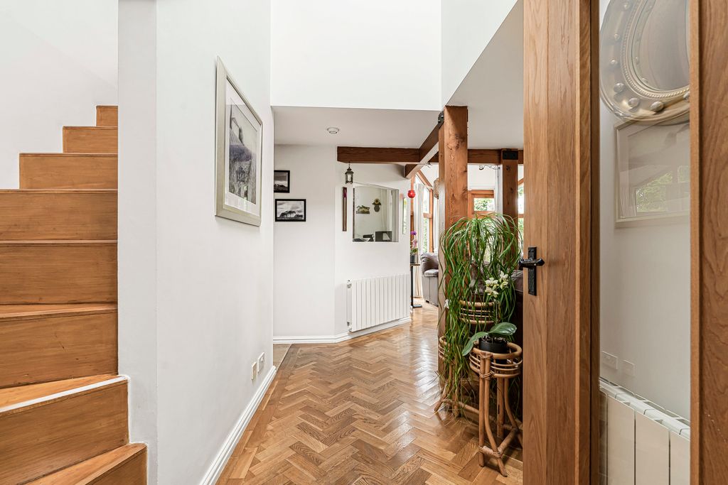 Property photo 3 of 25 Hall