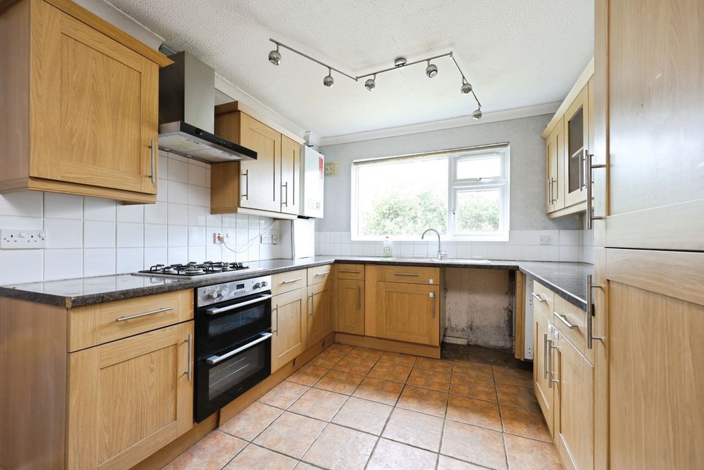 Property photo 3 of 17 Kitchen