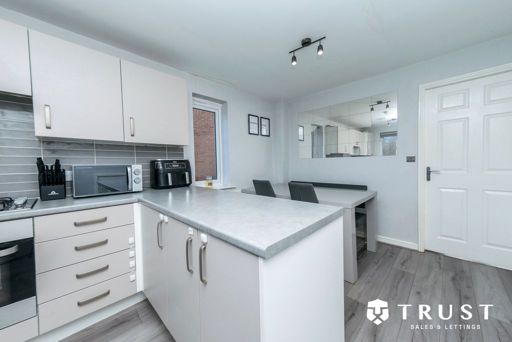 Property photo 3 of 32