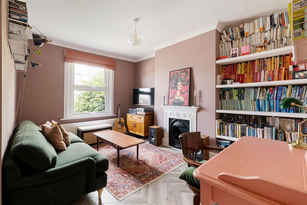 Property photo 2 of 20 Grange Park Road E10