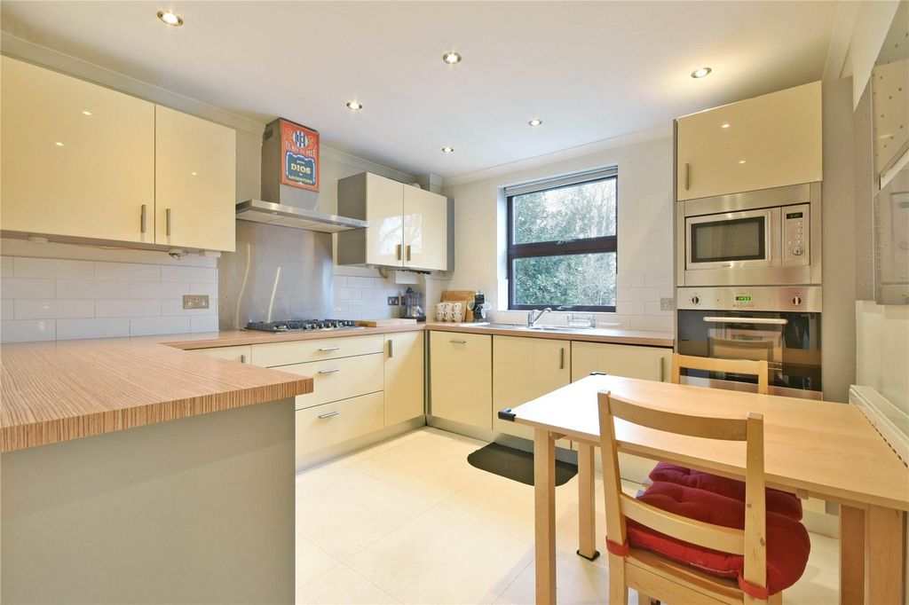 Property photo 2 of 17 Picture No. 11