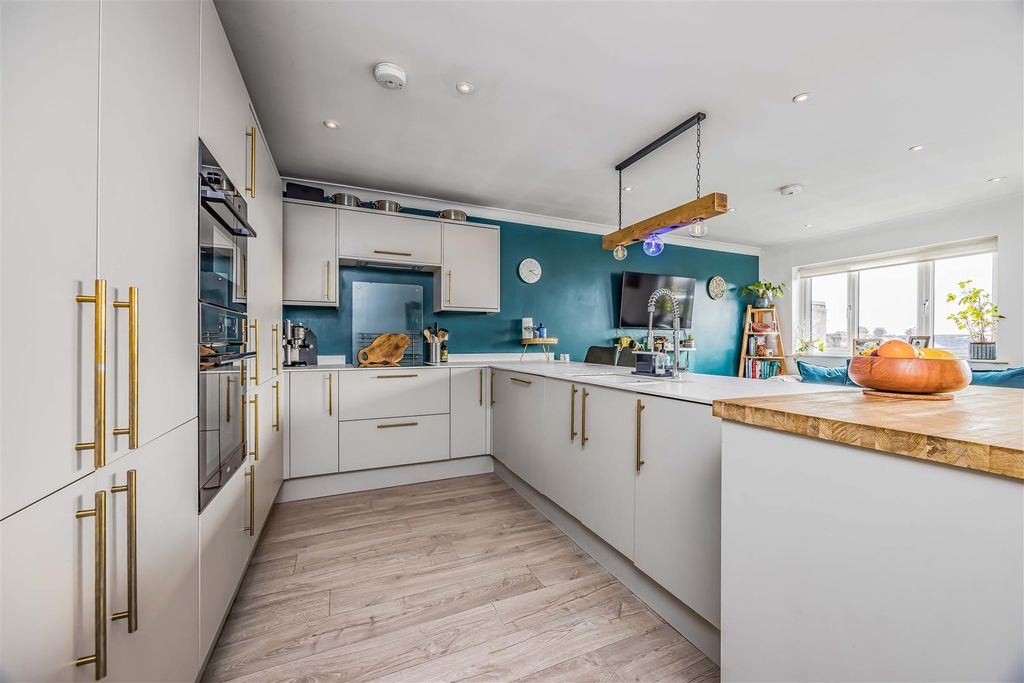 Property photo 2 of 23 Flat 9, 48-50, Elm Grove, Southsea-Small-Porticoma