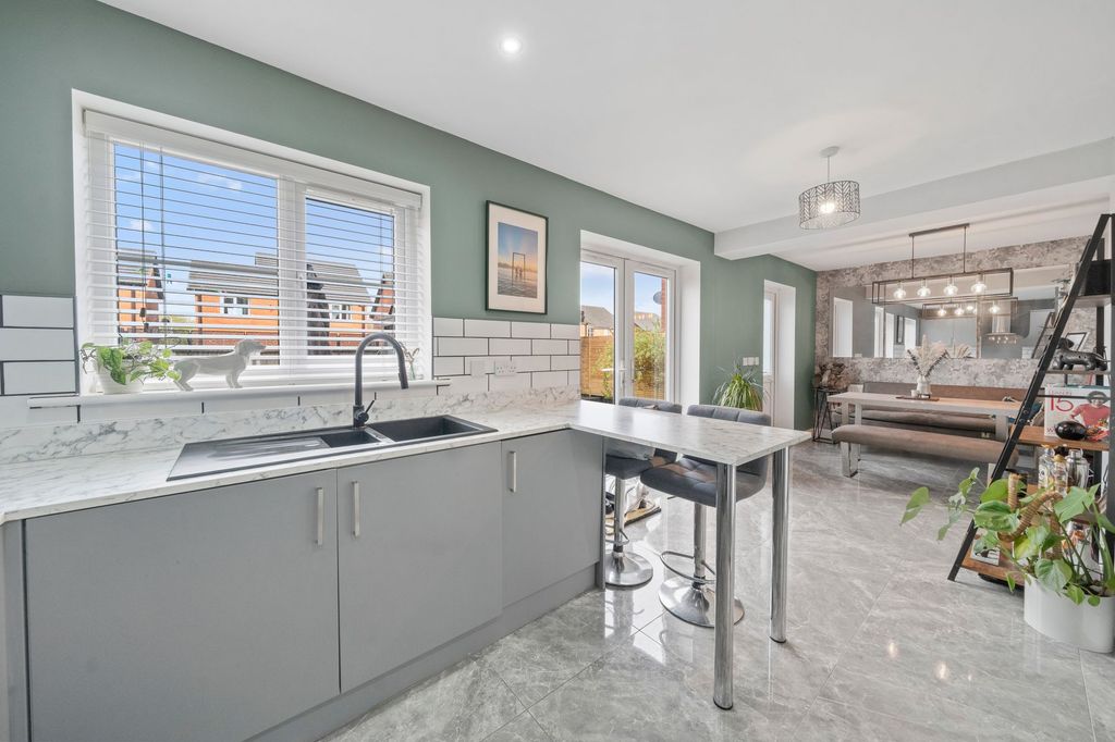 Property photo 3 of 27