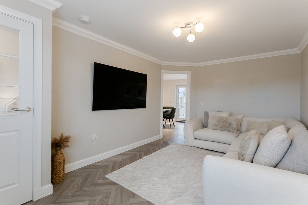 Property photo 3 of 34