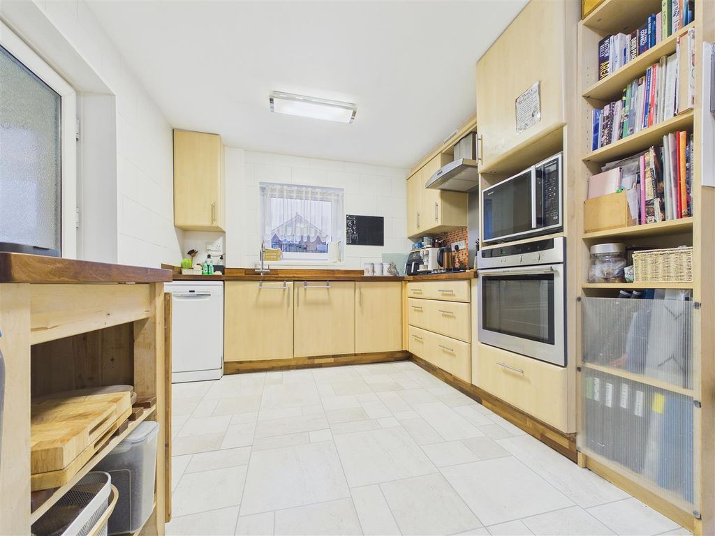 Property photo 3 of 13 Cam01407G0-Pr0085-Still008.Jpg