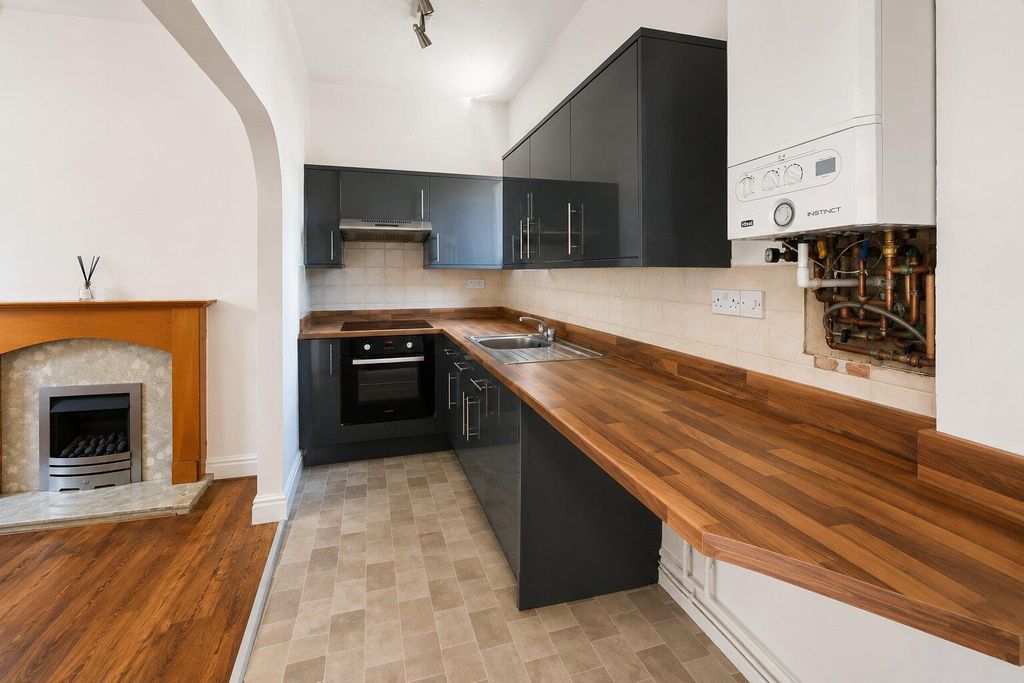 Property photo 3 of 10 Kitchen
