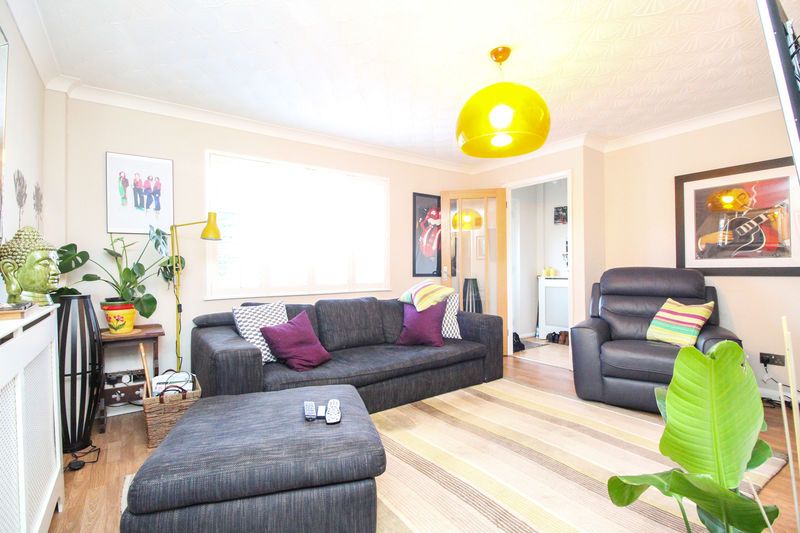 Property photo 3 of 13 Lounge 2