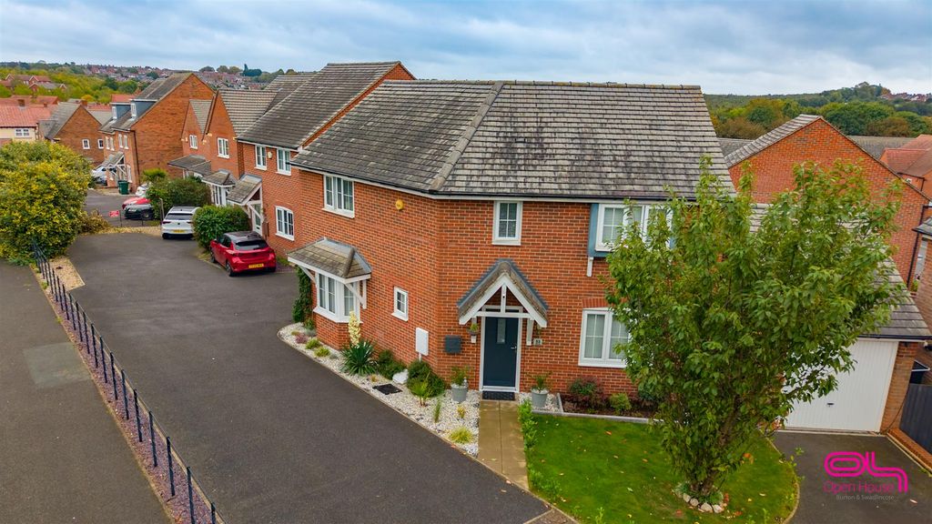 Property photo 1 of 32 Suffolk Way, Church Gresley (1).Jpg