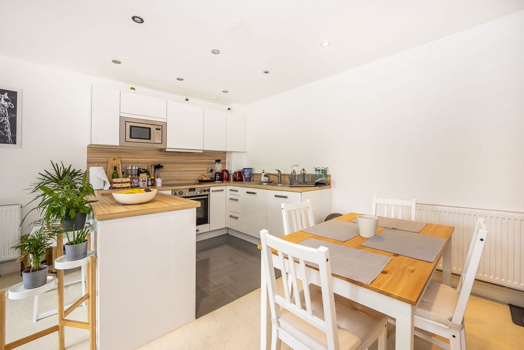 Property photo 1 of 14 Avington House