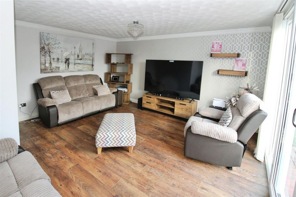 Property photo 2 of 16 Lounge