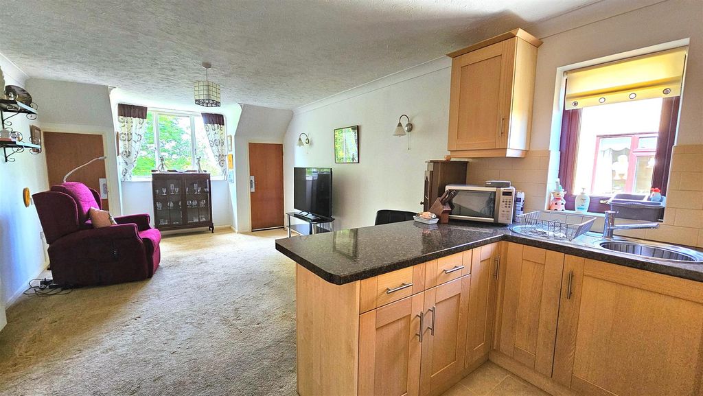 Property photo 2 of 6 Kitchen/Lounge