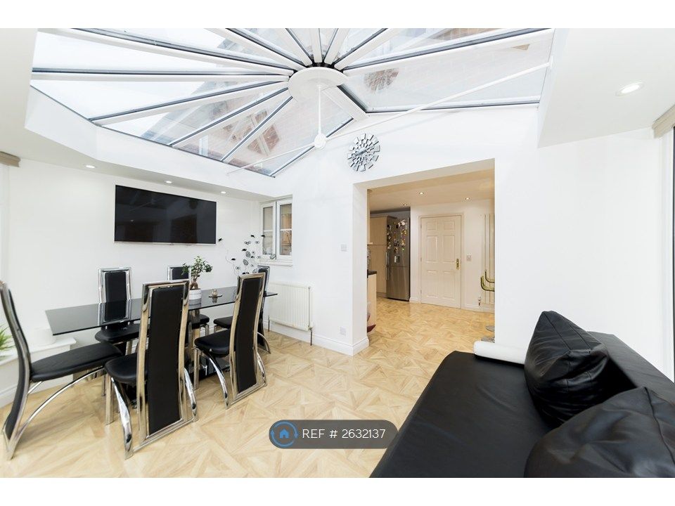 Property photo 2 of 25 Conservatory