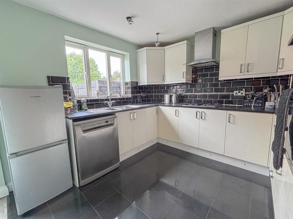 Property photo 3 of 20 Kitchen