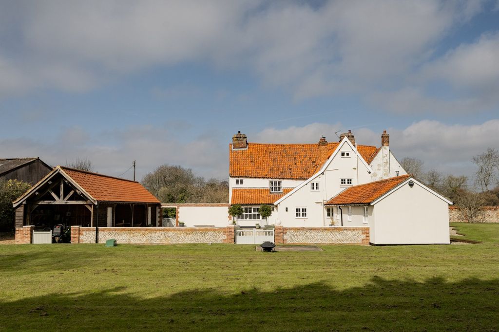 Property photo 3 of 28 Old Hall