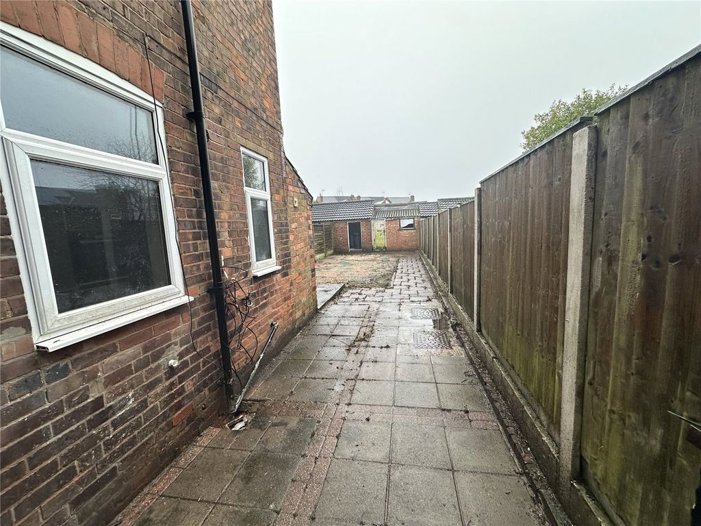 Property photo 3 of 12 Side Access