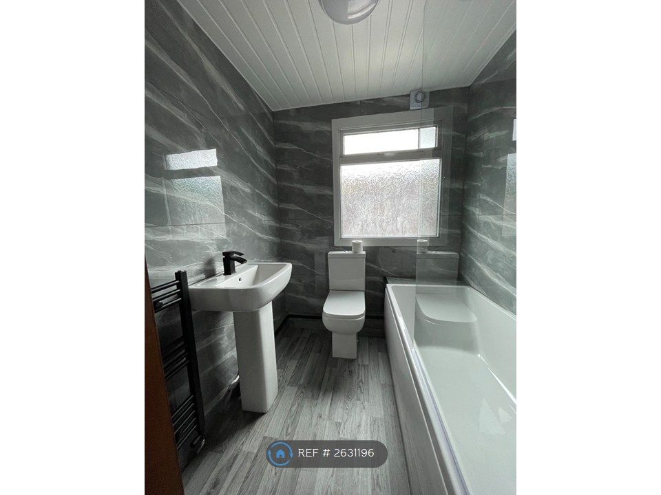 Property photo 1 of 8 Bathroom