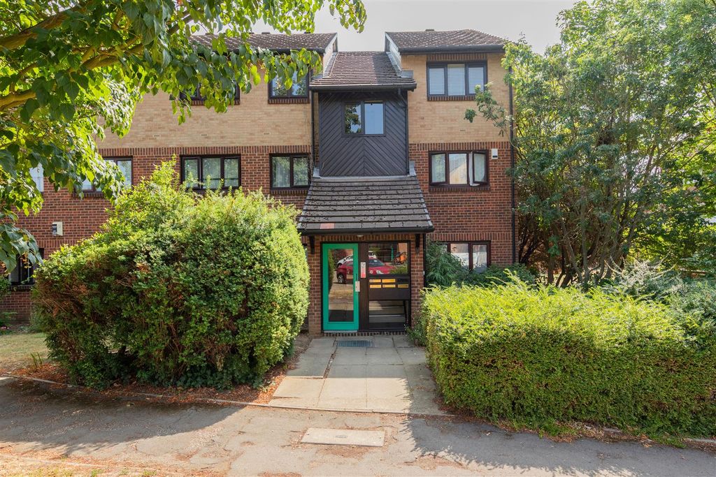 Property photo 1 of 31 Alders Close, E11