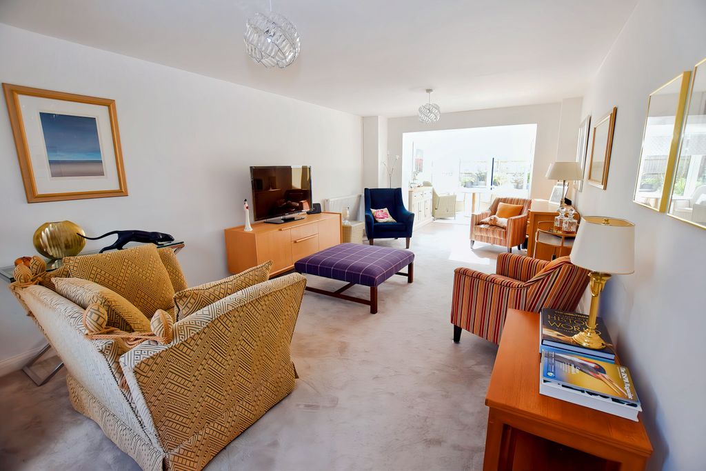 Property photo 3 of 41 Lounge
