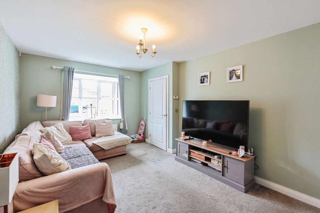 Property photo 3 of 20 Lounge