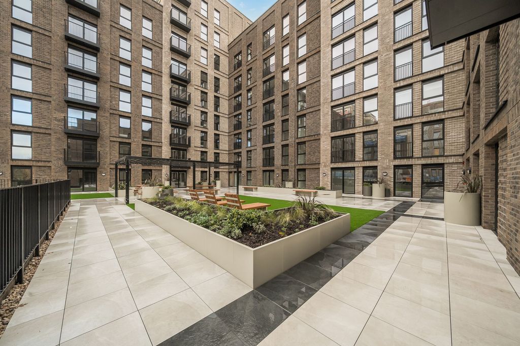 Property photo 1 of 38 Communal Gardens (Front)