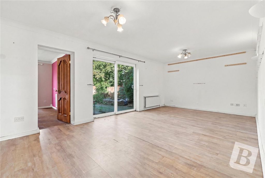 Property photo 3 of 18 Living Room