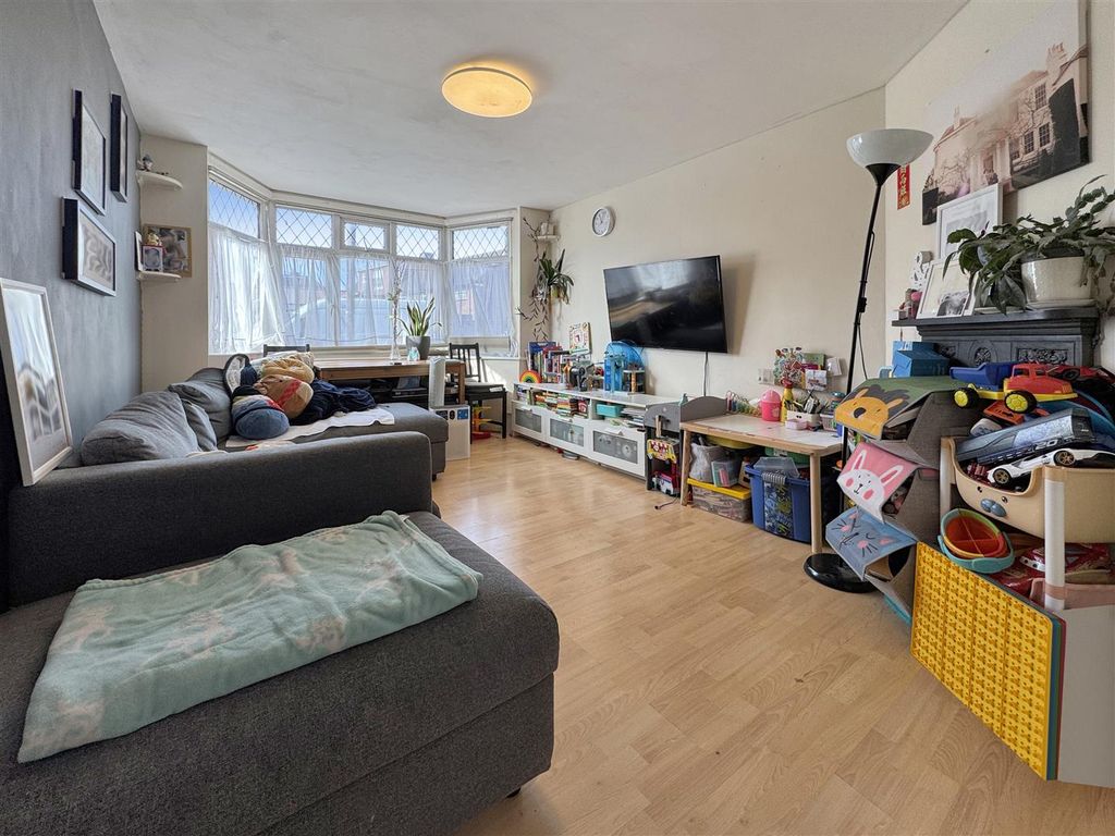 Property photo 2 of 8 Living.Jpg