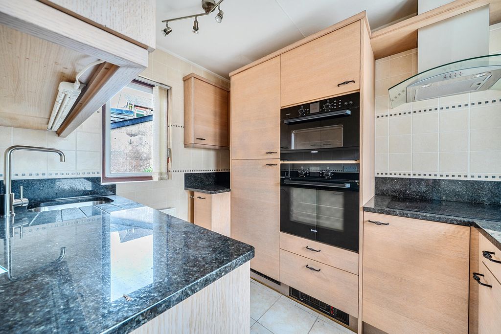Property photo 3 of 18 Kitchen