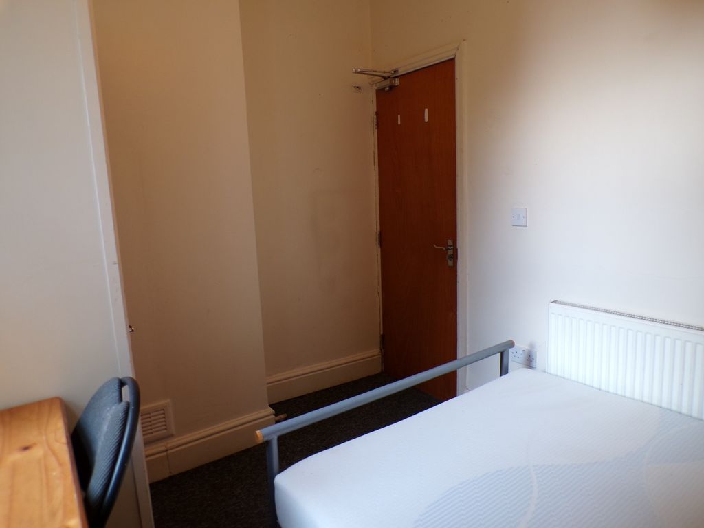 Property photo 2 of 11 A Cozy Double Bedroom With Potential For Personali...