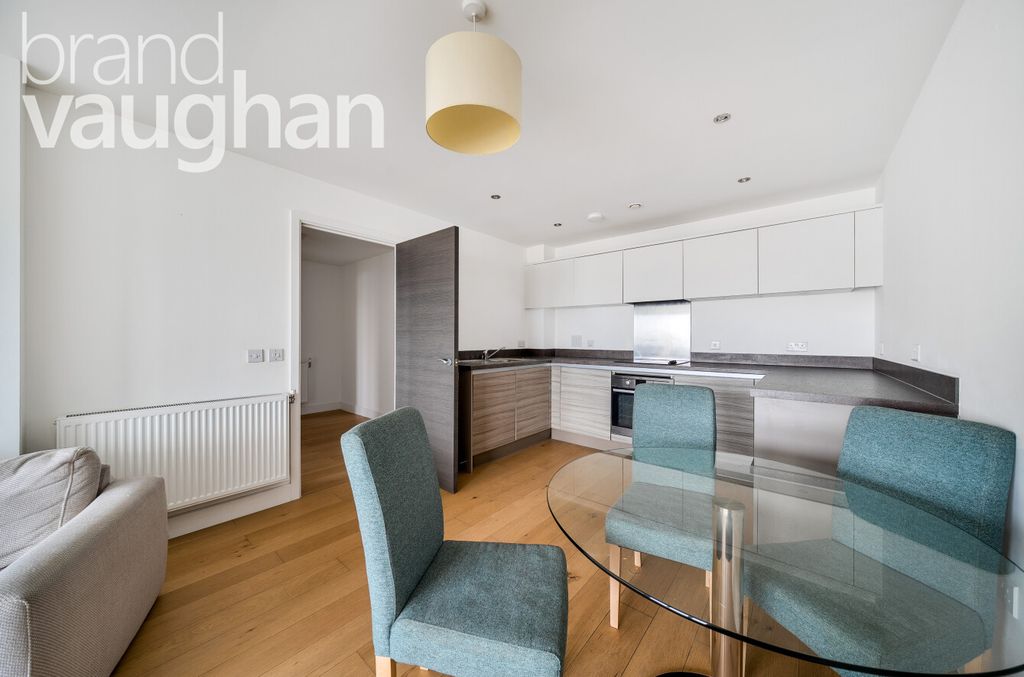 Property photo 3 of 12 085d57A7-27E0-40c...