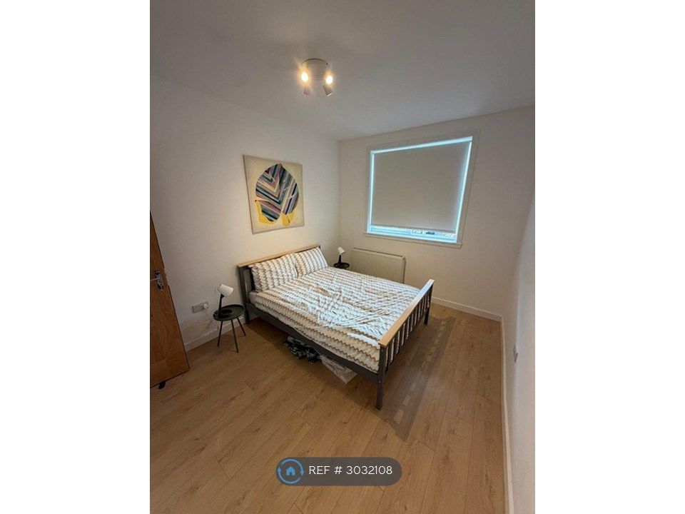 Property photo 3 of 9 Smaller Bedroom 5