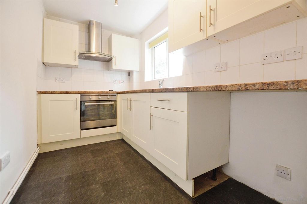 Property photo 3 of 8 Kitchen
