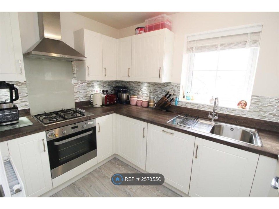 Property photo 3 of 11 Kitchen