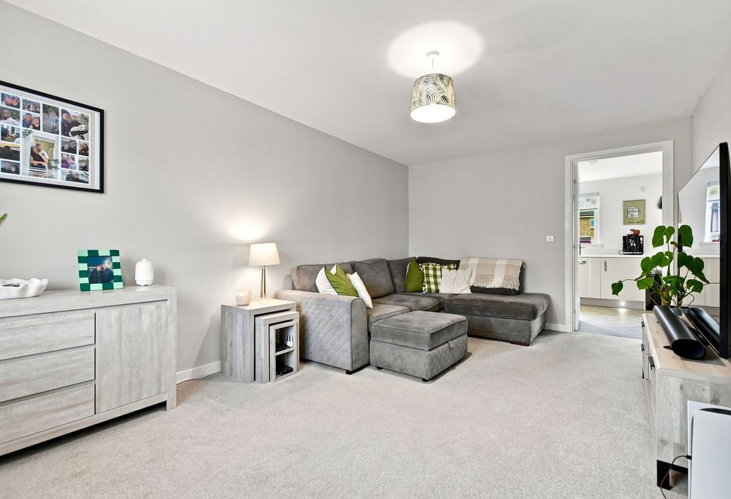 Property photo 2 of 33
