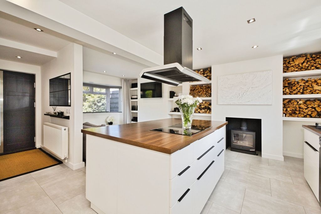 Property photo 3 of 16 Kitchen
