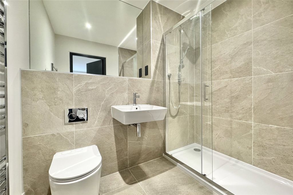Property photo 3 of 11 Ensuite