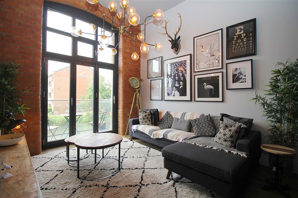 Property photo 2 of 32 Lounge