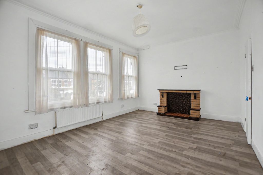 Property photo 2 of 12 Flat B, 73 Effingham Road, Lee, London, Se12 8Nt