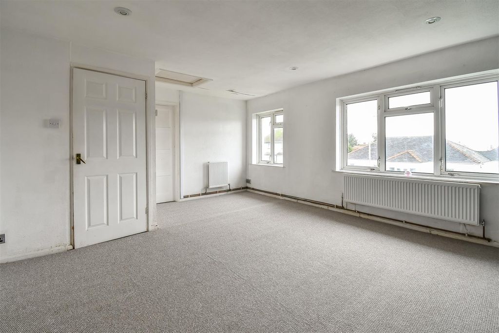 Property photo 3 of 21 Living Room