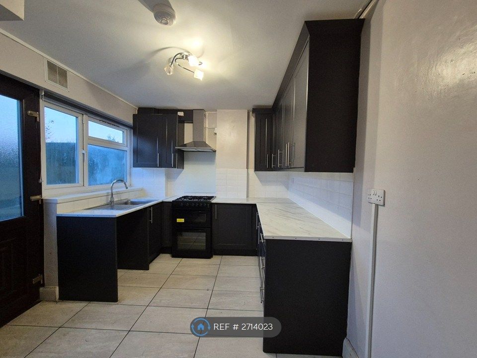 Property photo 2 of 10 Kitchen